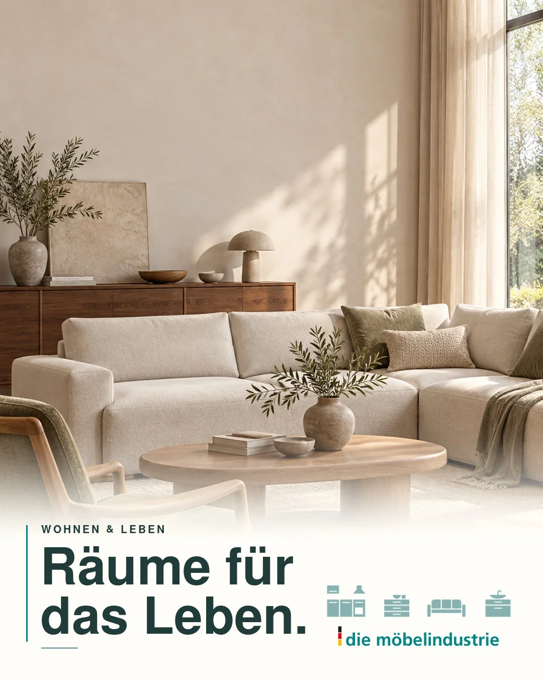Original-Beitrag die möbelindustrie: helles Wohnzimmer mit Sofa, Rubrik „Wohnen & Leben“, Headline „Räume für das Leben.“, Logo