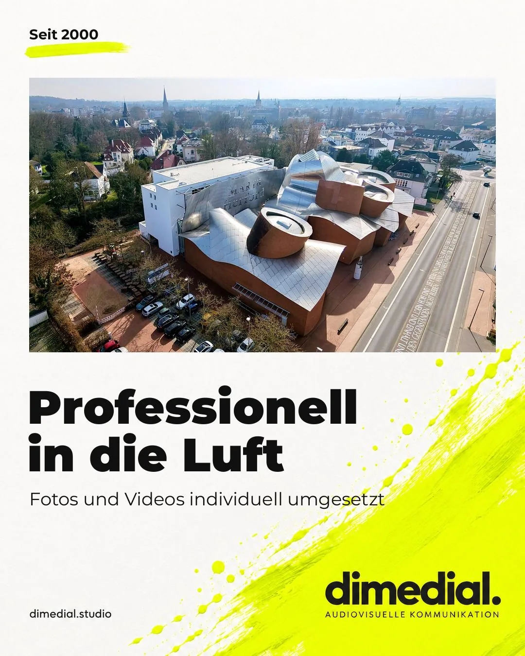 Original-Beitrag DIMEDIAL: Drohnenaufnahme des MARTa Herford, „Seit 2000“, Headline „Professionell in die Luft“, gelber Pinselstrich, dimedial-Logo
